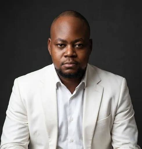 Apaloo working in a modern studio